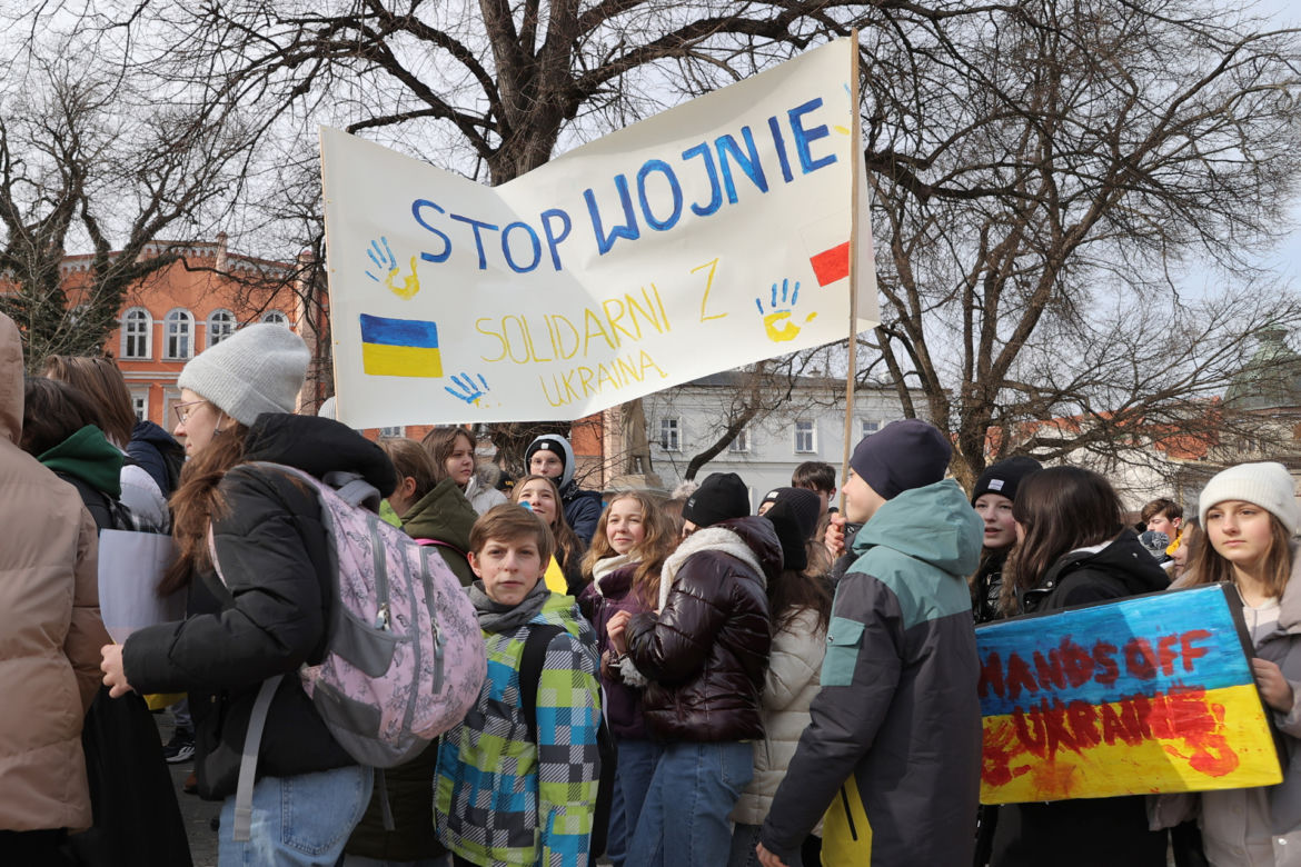 Ukraińscy uchodźcy oczekujący na pomoc na dworcu w Przemyślu