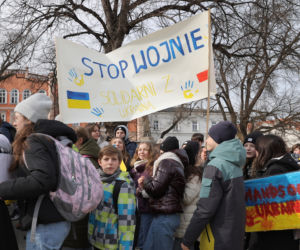 Ukraińscy uchodźcy oczekujący na pomoc na dworcu w Przemyślu