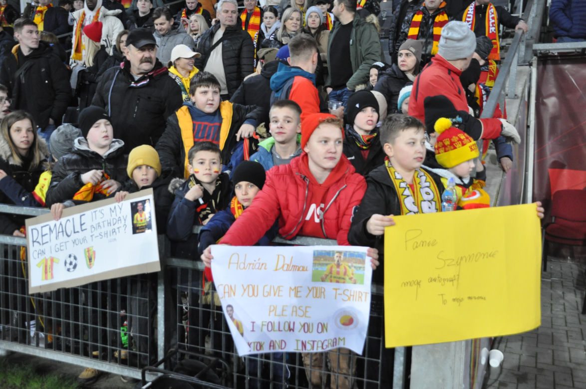 Korona Kielce - Legia Warszawa. Zdjęcia kibiców na Suzuki Arenie