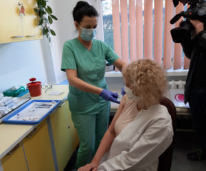 Szczepionki na COVID19. Pierwsi medycy w Opolu już zaszczepieni