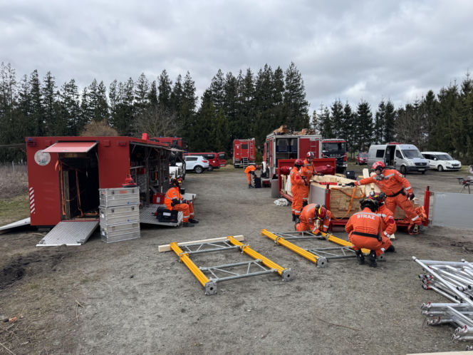 Potężne manewry strażaków na Pomorzu. Do akcji weszły psy ratownicze i policyjni antyterroryści