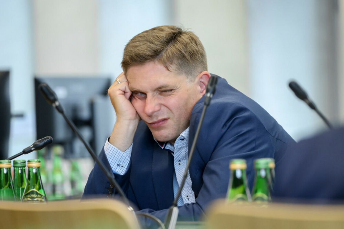 Poseł Bartosz Kownacki śpi w czasie posiedzenia komisji sejmowej