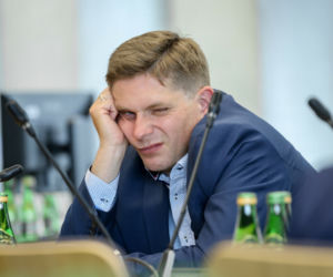 Poseł Bartosz Kownacki śpi w czasie posiedzenia komisji sejmowej