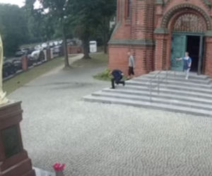 Złamał księdzu szczękę