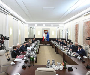 Specjalne posiedzenie rządu. Tusk tnie ceny paliw. Radykalne obniżki podatków