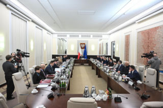 Specjalne posiedzenie rządu. Tusk tnie ceny paliw. Radykalne obniżki podatków