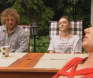 Ranczo 8 sezon odcinek 95. Monika (Emilia Komarnicka), Kusy (Paweł Królikowski), Kinga (Agnieszka Pawełkiewicz)