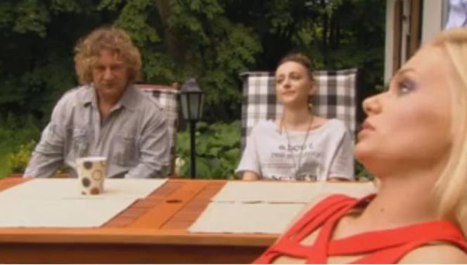 Ranczo 8 sezon odcinek 95. Monika (Emilia Komarnicka), Kusy (Paweł Królikowski), Kinga (Agnieszka Pawełkiewicz)