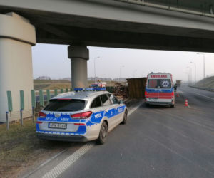 Wypadek na obwodnicy Szczuczyna. Ciężarówka zablokowała pas ruchu [ZDJĘCIA]