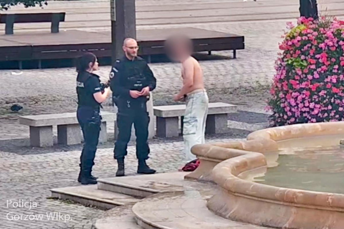 Kąpiel w miejskiej fontannie przerwana przez policję. Wszystko zarejestrował monitoring