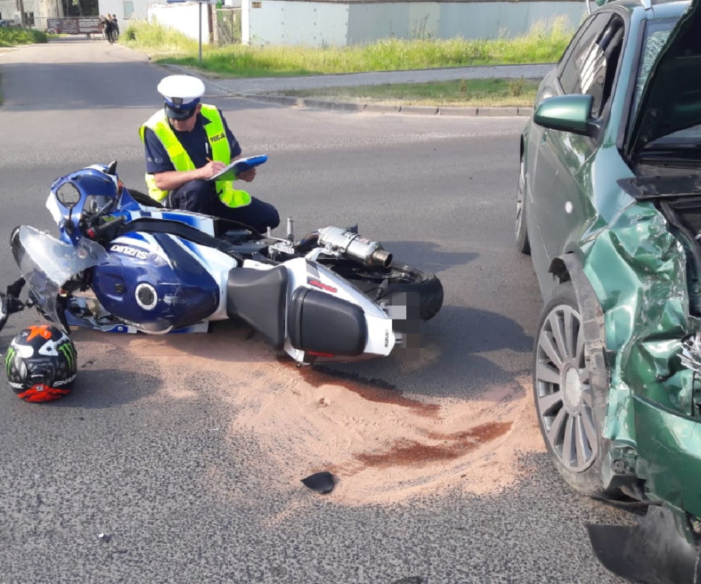 Rawa Mazowiecka: 26-latka zajechała swoim audi drogę motocykliście. Mężczyzna trafił do szpitala [FOTO]