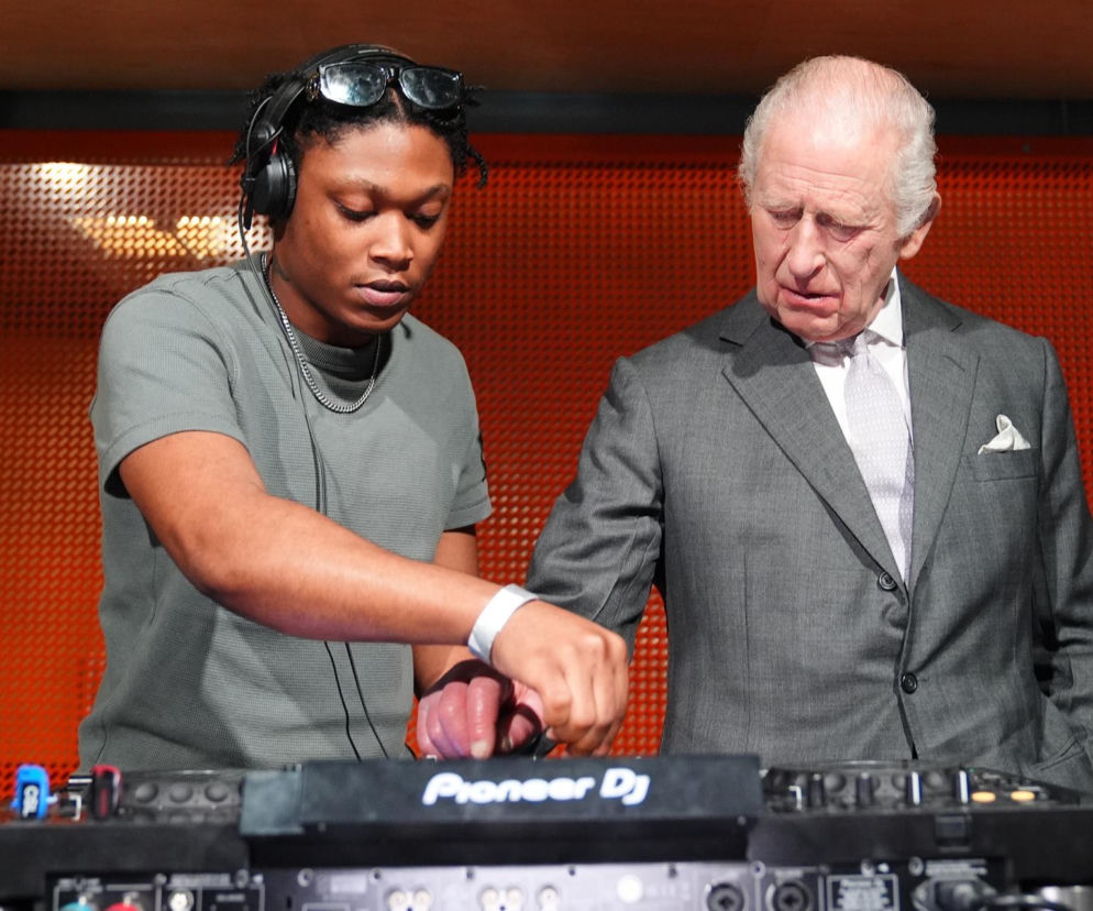 Król Karol III zaskoczył poddanych. Brytyjski monarcha stanął za konsoletą DJ-a