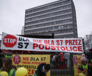 Protest ws. wariantów S7 przed siedzibą oddziału GDDKIA w Krakowie