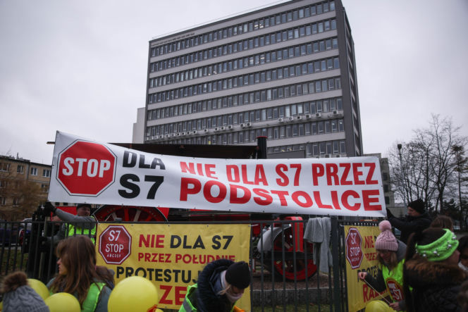 Protest ws. wariantów S7 przed siedzibą oddziału GDDKIA w Krakowie