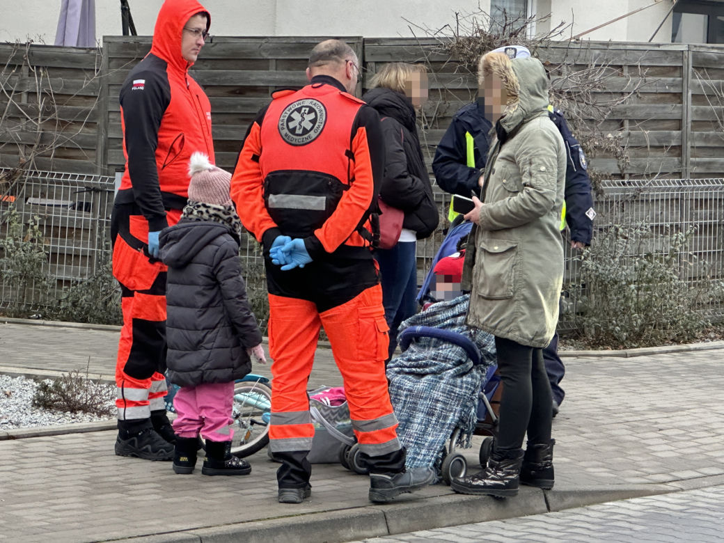 Kierująca dodgem wjechała w matkę z dziećmi. 6-latka trafiła do szpitala
