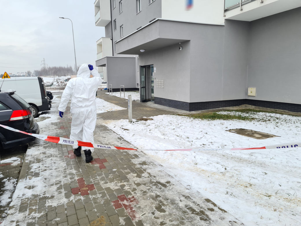 Rzeszów. Ciało 47-latki z ranami kłutymi przed blokiem! 42-latek zatrzymany po obławie