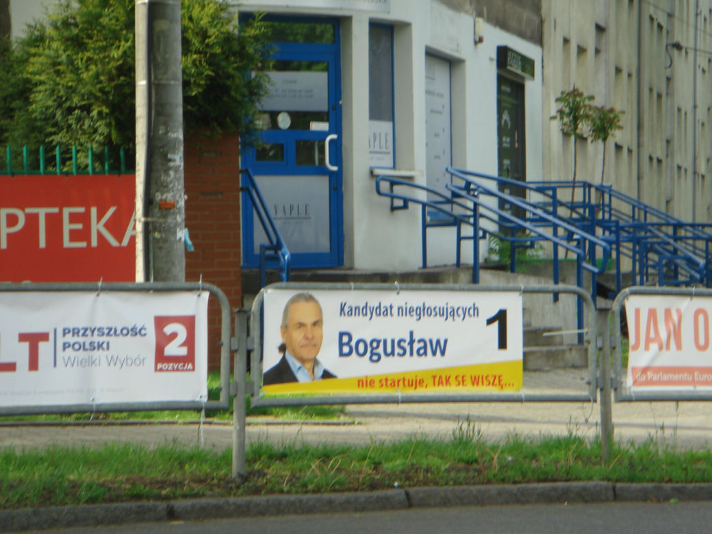 "Nie startuję, tak se wiszę". Kampania Pana Bogusława podbija internet! [ZDJĘCIA]