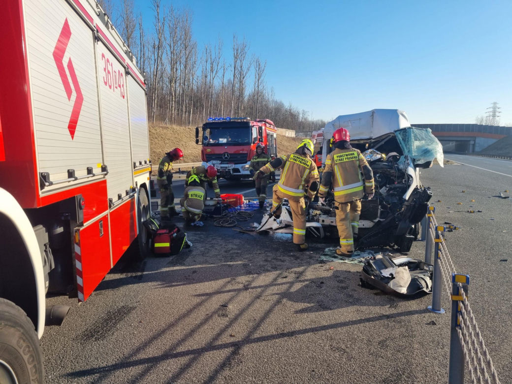 Wypadek na S3 pod Jaworem. Bus uderzył w ciężarówkę  