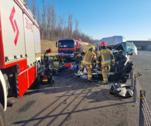 Wypadek na S3 pod Jaworem. Bus uderzył w ciężarówkę  