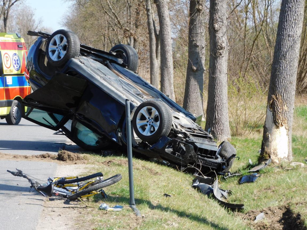  Jaktorów: 15-latek na rowerze wpadł pod samochód. Auto dachowało, są ranni