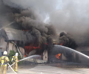 Pożar hali z częściami samochodowymi w Piórkowie. Na miejscu kilkanaście zastępów straży