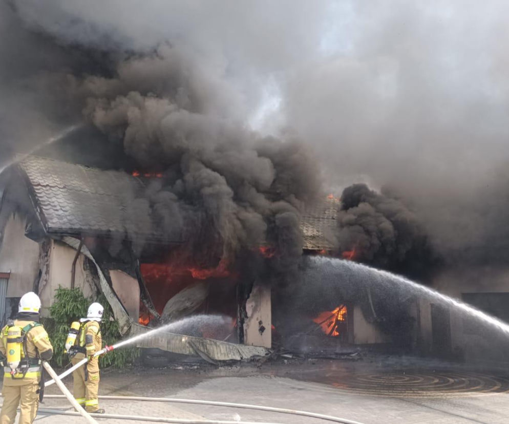 Pożar hali z częściami samochodowymi w Piórkowie. Na miejscu kilkanaście zastępów straży