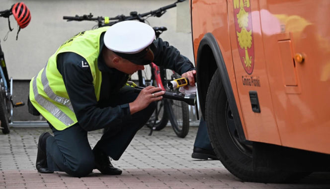 Kontrole autobusów prowadzone przez inspektorów WITD