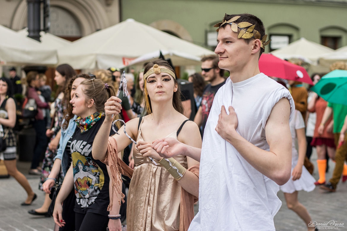Korowód juwenaliowy na krakowski Rynek: Studenci świętują! [ZDJĘCIA]