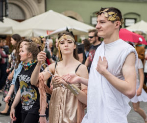 Korowód juwenaliowy na krakowski Rynek: Studenci świętują! [ZDJĘCIA]