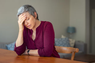 Migrena nie mija po menopauzie. Neurolog obala szkodliwy mit powielany od lat