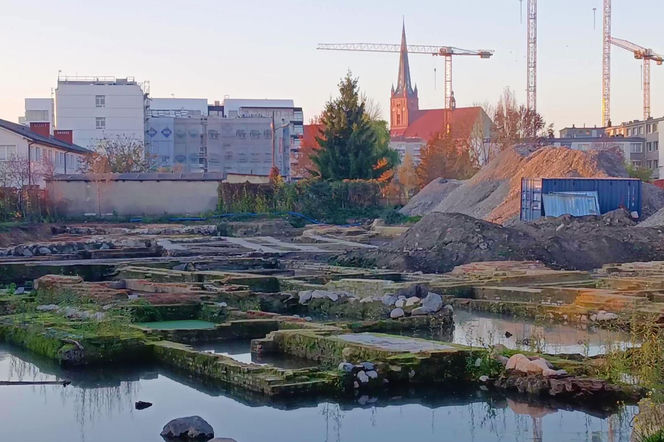 Fundamenty dawnych kamienic przy ul. Św. Floriana