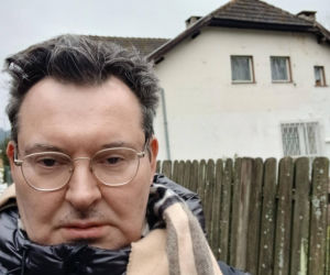 Michał Witkowski pod domem Violetty Villas