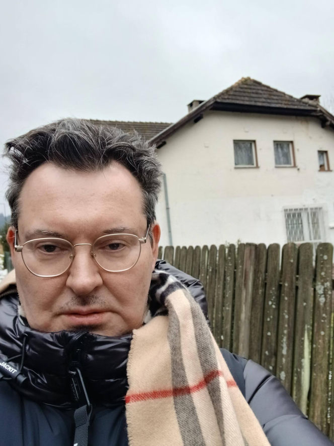 Michał Witkowski pod domem Violetty Villas