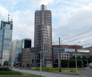 Zburzą wieżowiec w centrum Warszawy