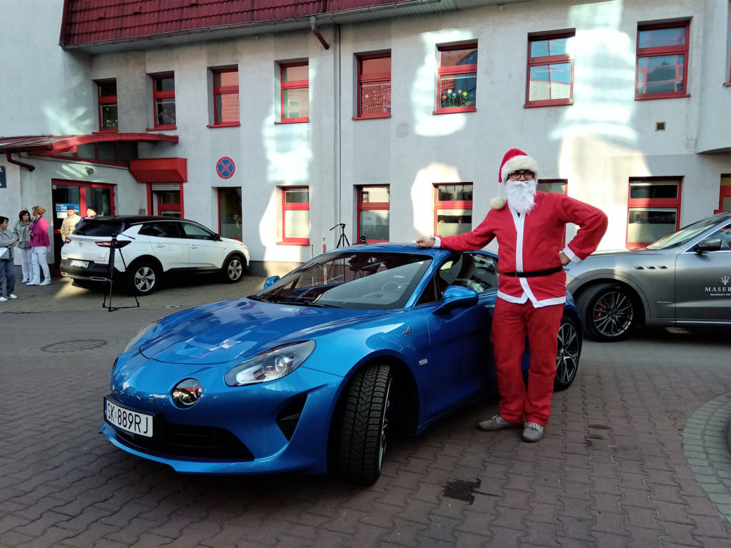 Święty Mikołaj zamienił sanie i renifery na czerwone Ferrari. Dzieciaki z chorzowskiego szpitala zachwycone [ZDJĘCIA]