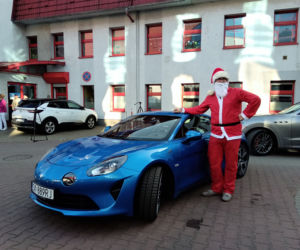 Święty Mikołaj zamienił sanie i renifery na czerwone Ferrari. Dzieciaki z chorzowskiego szpitala zachwycone [ZDJĘCIA]