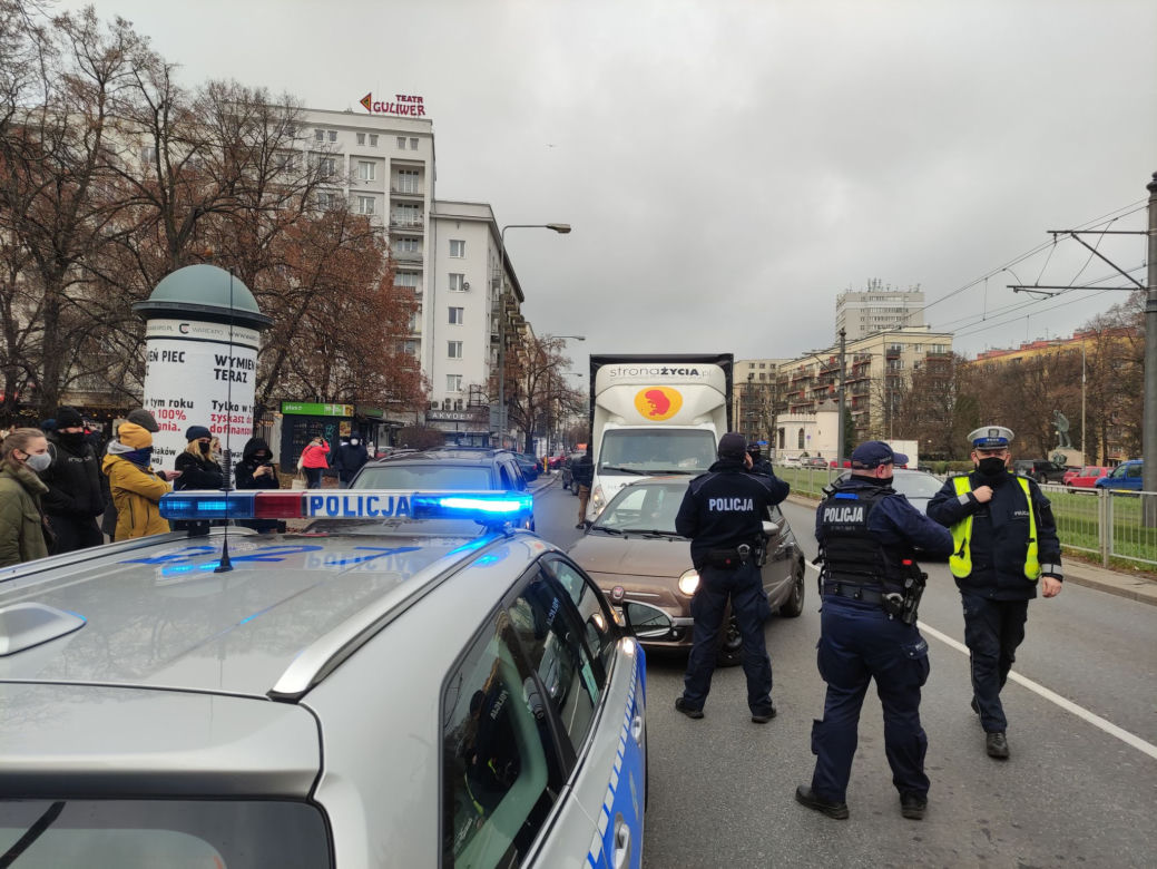 Ogromna awantura na ul. Puławskiej. Zablokowali furgonetkę antyaborcyjną 