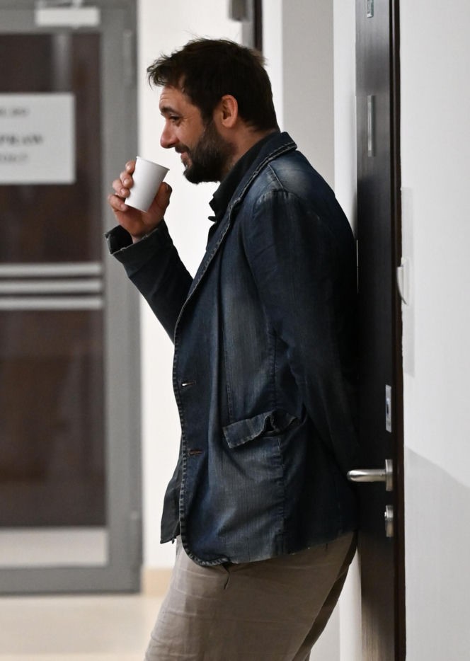 Rozwód Gąsiorowskiej i Żurawskiego w toku! Aktor czekał pod salą z kubkiem w ręku