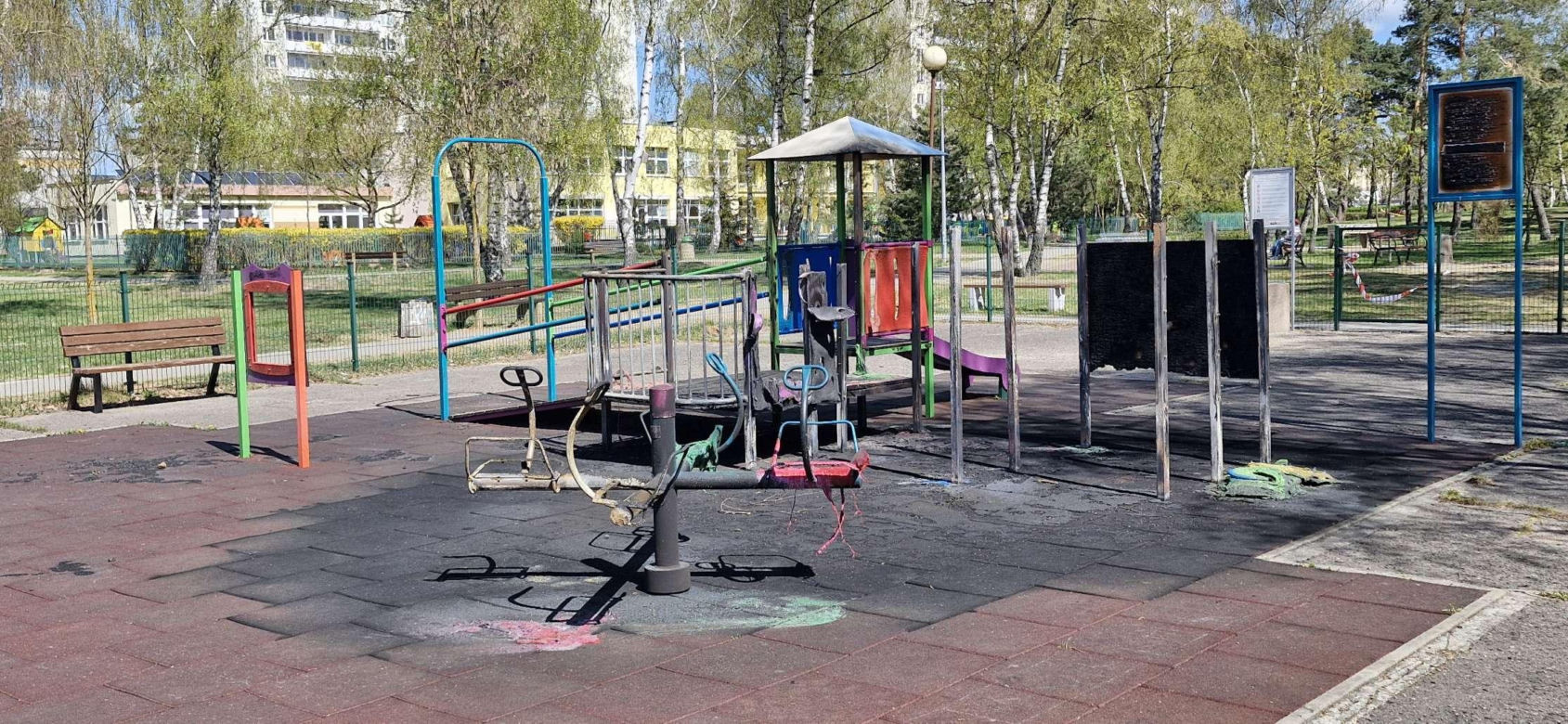 8-latek podpalił plac zabaw przy ul. Wyszyńskiego w Toruniu