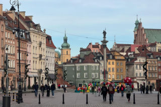 To miasto na Mazowszu przyciąga uczniów jak magnes. Nowy raport o dojazdach do szkół