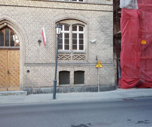 Dziwne znaki pod sądem i bankiem w Toruniu