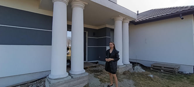 Karol pojechał zarobić na dom dla córek. Sam w nim nie zamieszka. Leży sparaliżowany po bestialskim ataku w Belgii