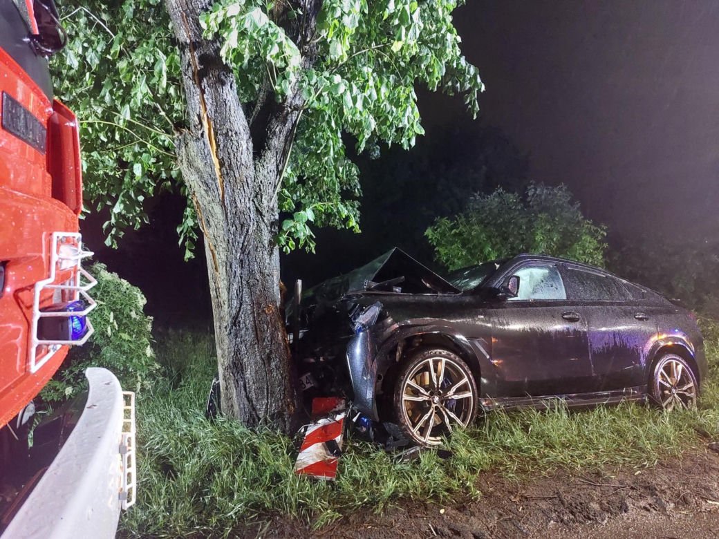 Kierujący BMW wjechał w drzewo