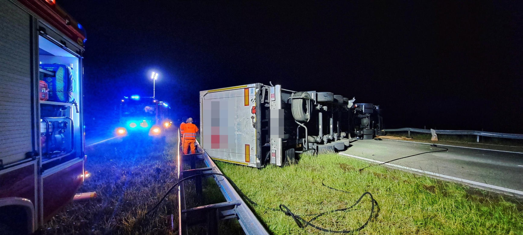 Śmiertelny wypadek na S8 pod Wieruszowem. Mężczyzna zginął w zderzeniu dwóch tirów [ZDJĘCIA].