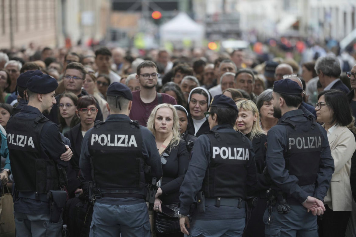 Dziesiątki tysięcy wiernych w Watykanie. Ogromna kolejka do trumny papieża