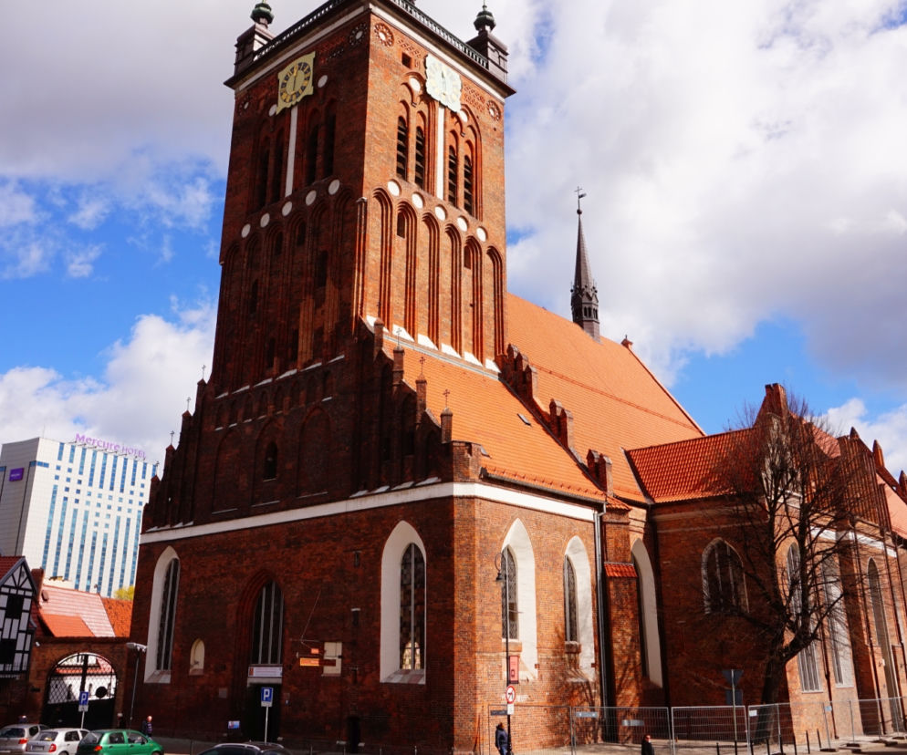 Biją dzwony kościoła św. Katarzyny. Gdańsk solidarny z Paryżem