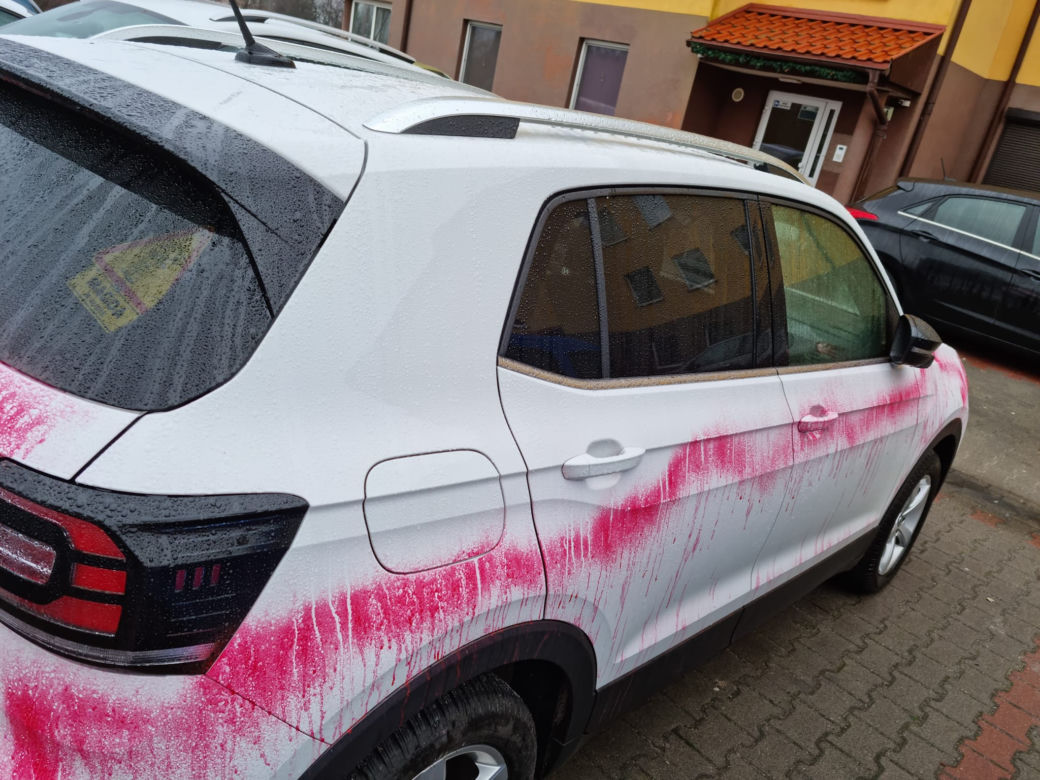 Wandal zniszczył auto pani Magdy! W Wągrowcu huczy od plotek