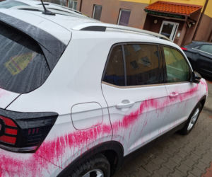Wandal zniszczył auto pani Magdy! W Wągrowcu huczy od plotek