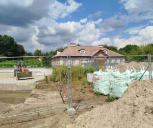 Zabytkowy dwór w Nowych Iganiach coraz piękniejszy. Zmienia się także jego otoczenie