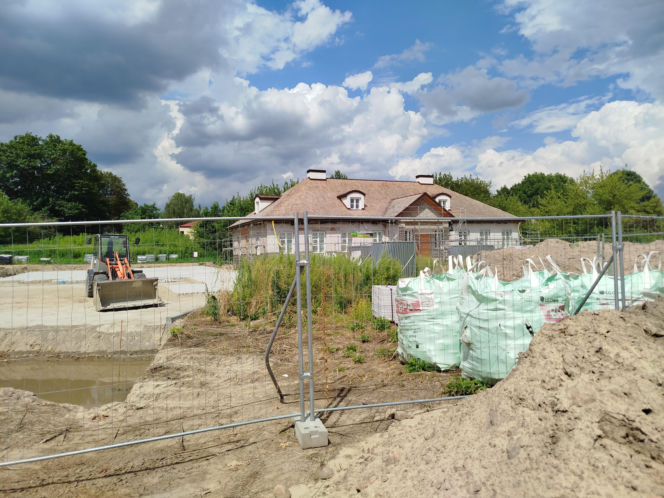 Zabytkowy dwór w Nowych Iganiach coraz piękniejszy. Zmienia się także jego otoczenie